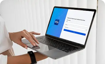 vista-lateral-de-la-empresaria-con-portatil